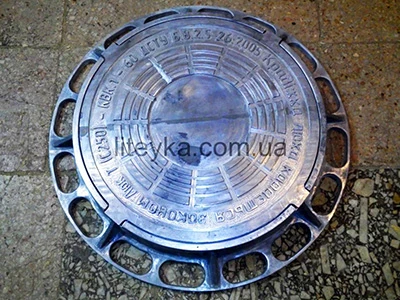 Cast engraved manhole cover