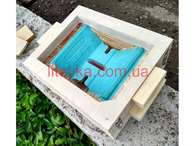 Ящик з пластиковою вставкою для формування стрижня з дрібними крихкими елементами