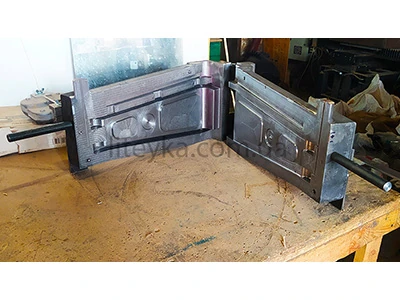 Кокіль для лиття алюмінію розкритий