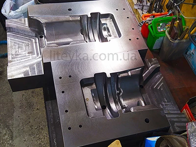 Дві напівформи кокіля