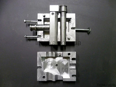 Прес-форма ЛВМ кронштейна з внутрішніми порожнинами