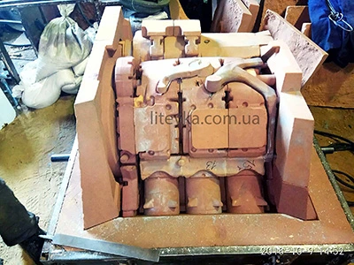 Складання піщаної ливарної форми блок-картера